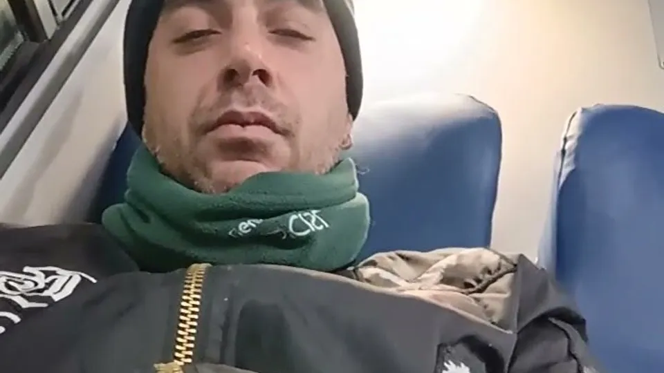 Amatoriale Italia: mostra cazzo sul treno - ThisVid.com