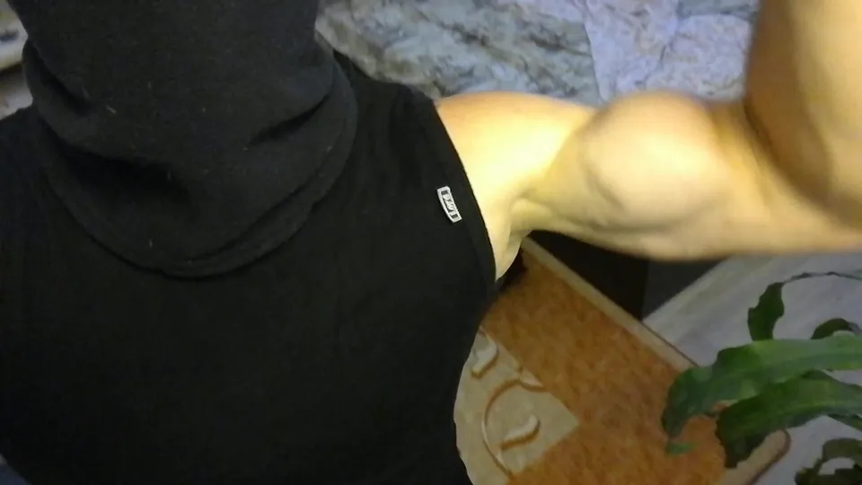 Amazing biceps - ThisVid.com