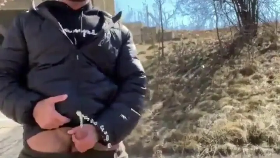 Amazing men pissing outside - video 3 - ThisVid.com