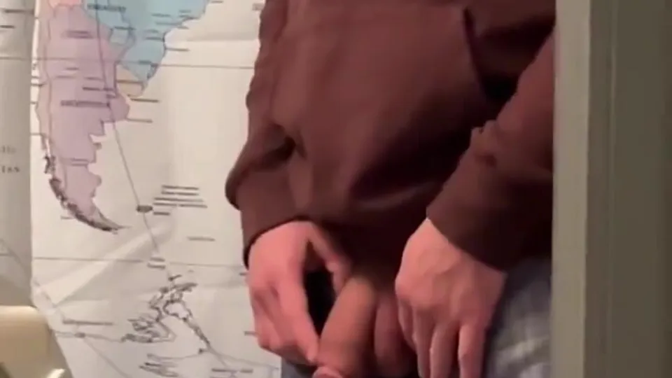 Amazing straight guy taking a piss while talking to gf - ThisVid.com