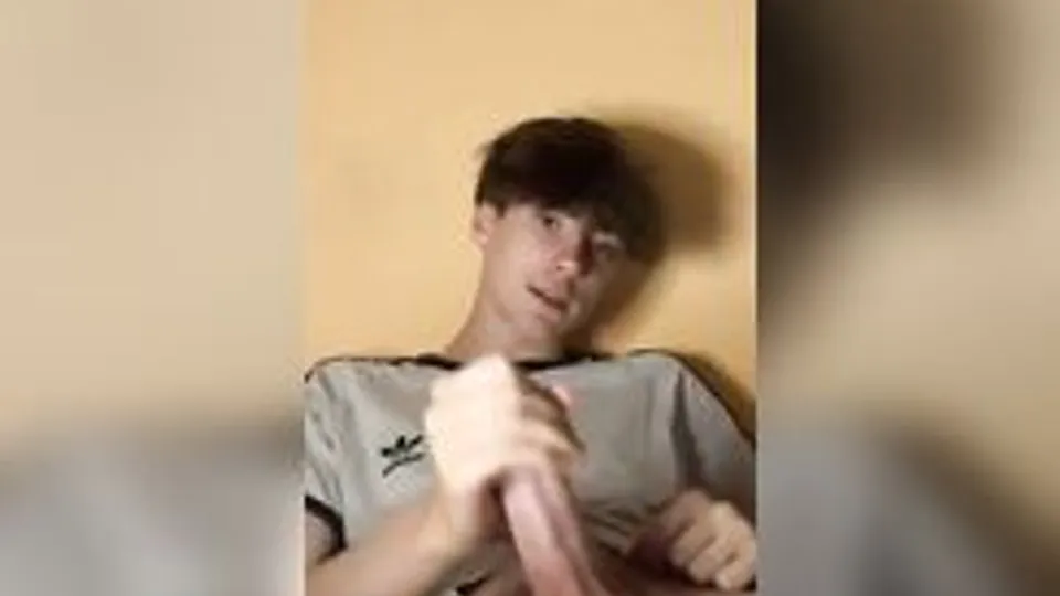Twink Masturbates in House Webcam