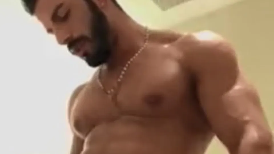 Arabo Muscoloso sotto la Doccia