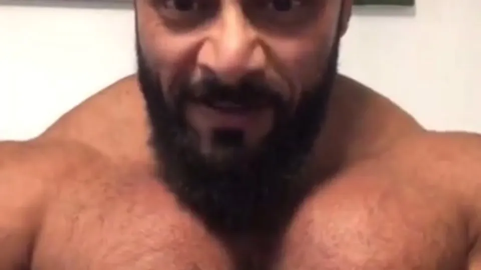 Arab muscle man showing off his pecs - ThisVid.com