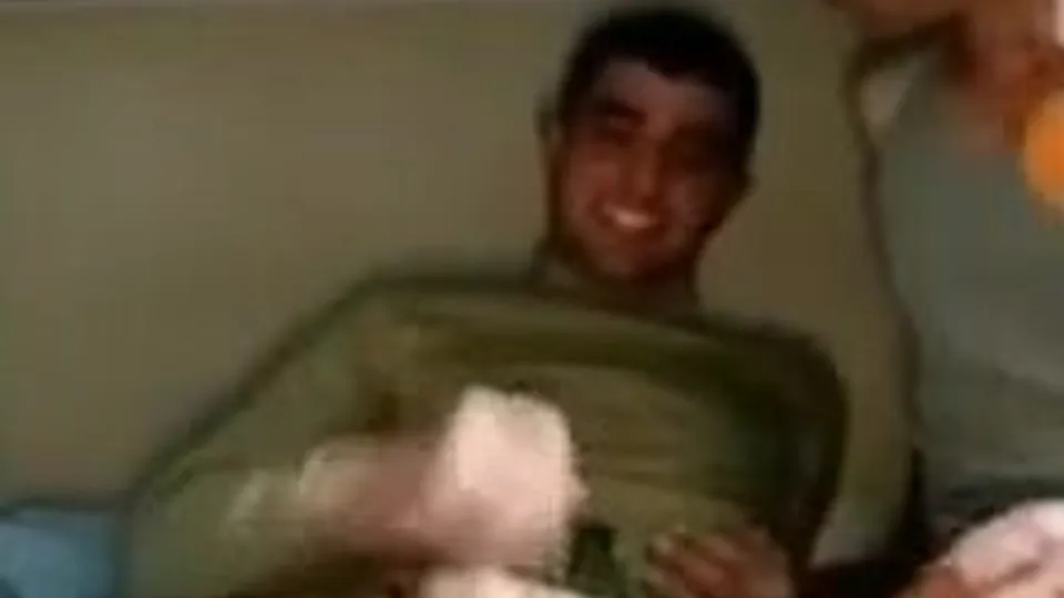 Arab soldiers bromance - ThisVid.com