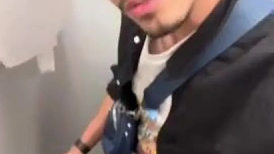 Arabe hétéro baise un jeune gay dans les toilettes