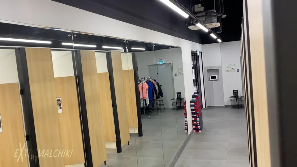 Arriesgada y repentina follada en el centro comercial