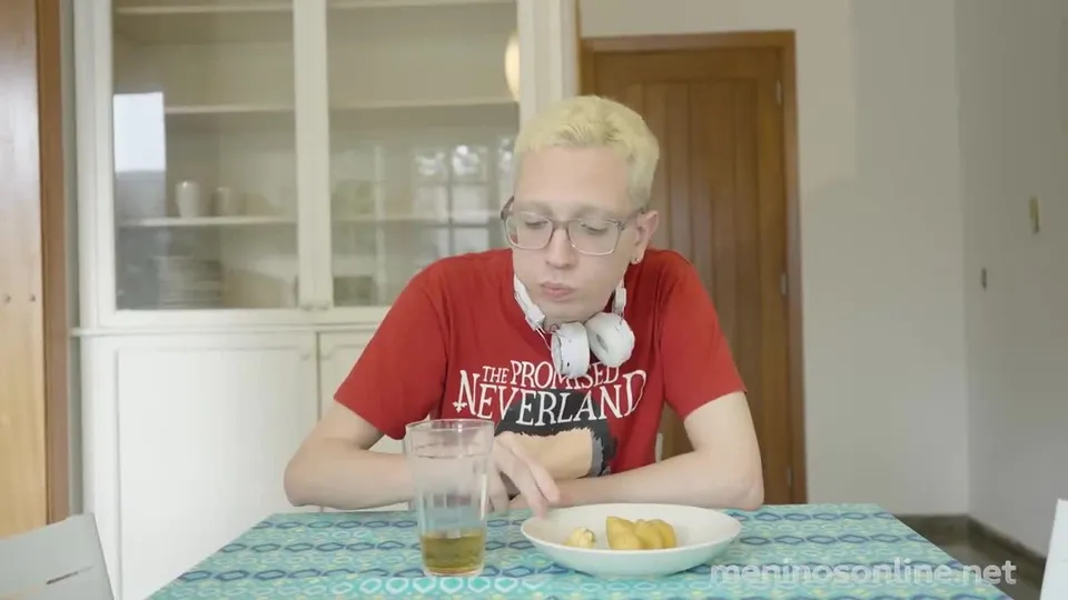 Arthur Ferri & Nyck Coradin (Republica meninos_ Fodendo o Calouro).mp4