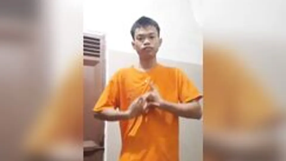 ASIAN BOY CUMS AND EATS