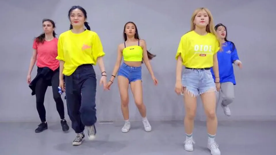 Asian girls shake their cute butts while dancing