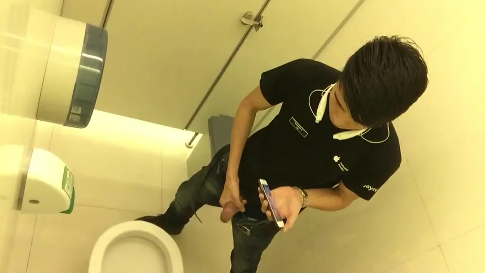 ASIAN GUY TOILET SPY - ThisVid.com