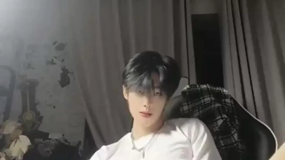 Asian twink jerks off and gives himself a footjob