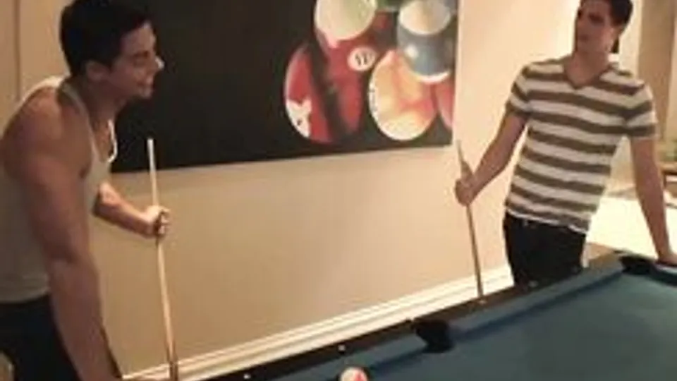 Garçons minets se masturbent après la piscine