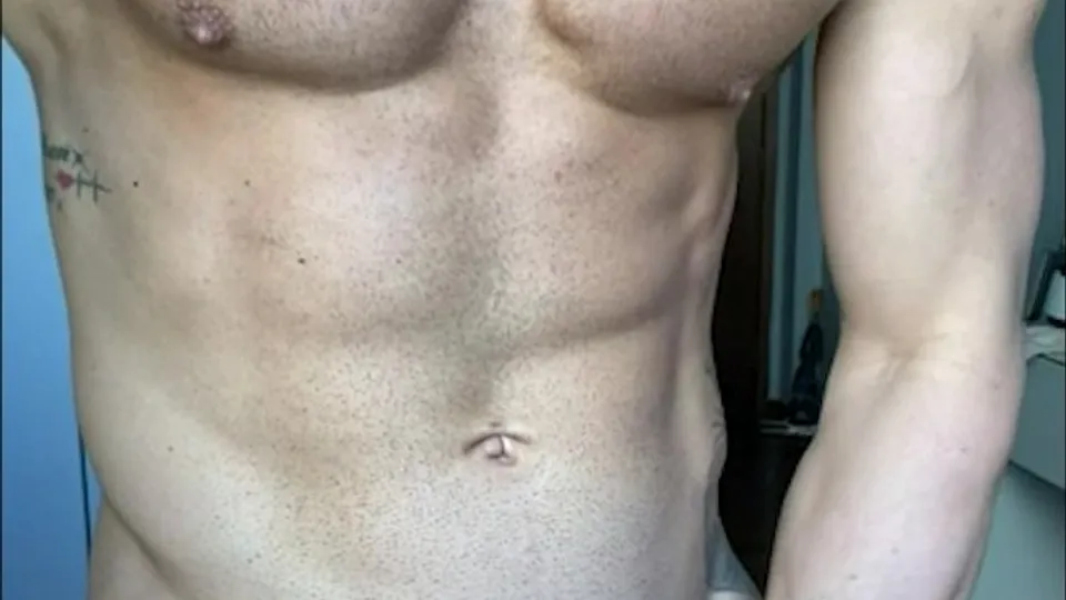 Atheltic guy jerking off - ThisVid.com