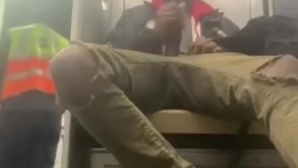 Atrapado en el metro - ThisVid.com