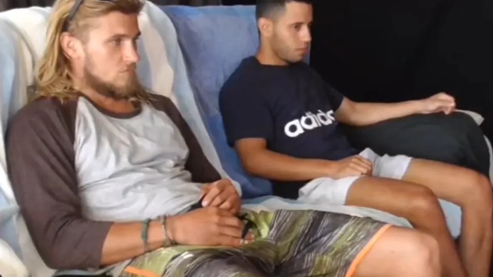 AUS Str8 surfer buds share fag PT1 - ThisVid.com