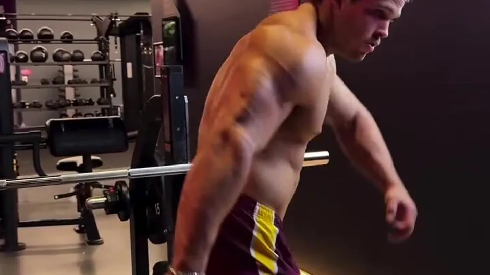 Aussie bodybuilder flexing - ThisVid.com
