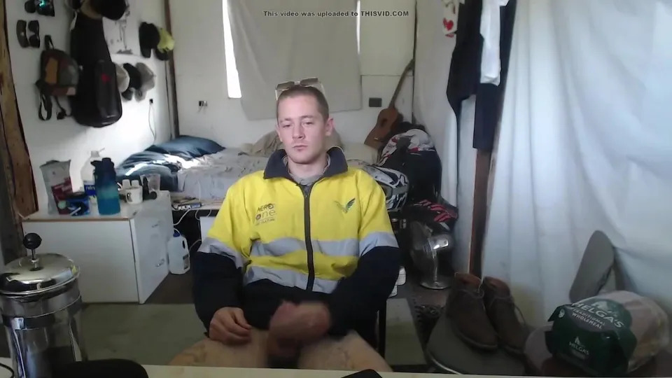 Aussie guy wanks - ThisVid.com