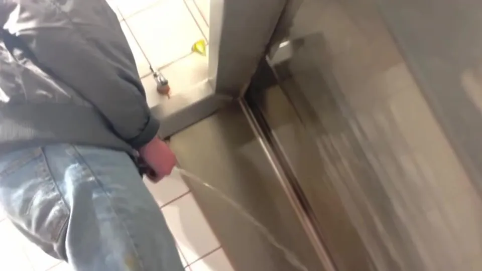 Aussie lad at bar trough - ThisVid.com
