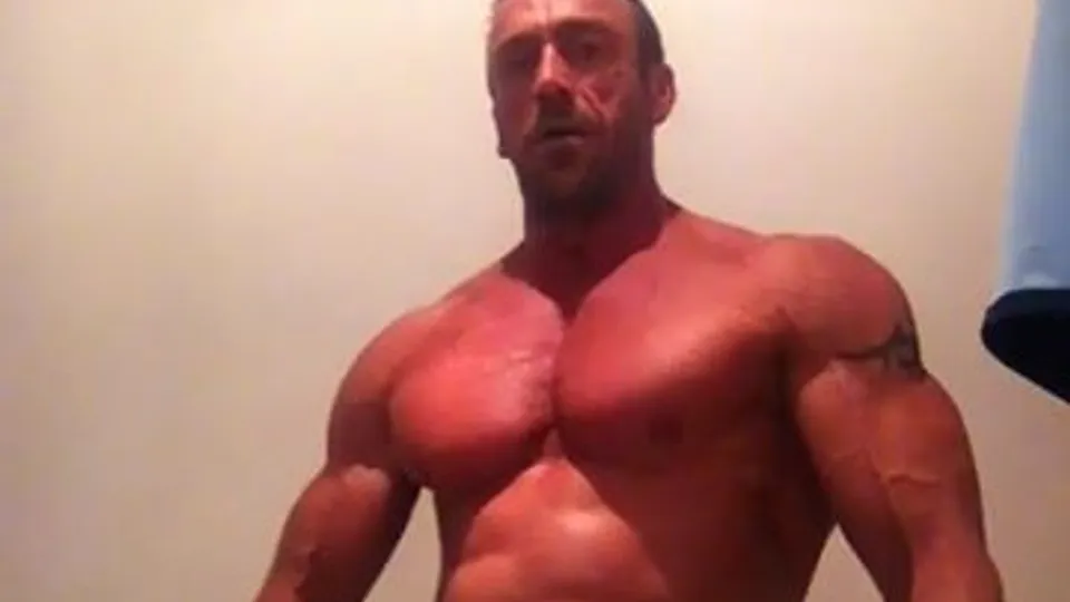 Aussie muscle daddy jerk off and cum - ThisVid.com en anglais