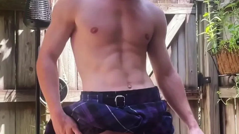 Backyard kilt wank - ThisVid.com