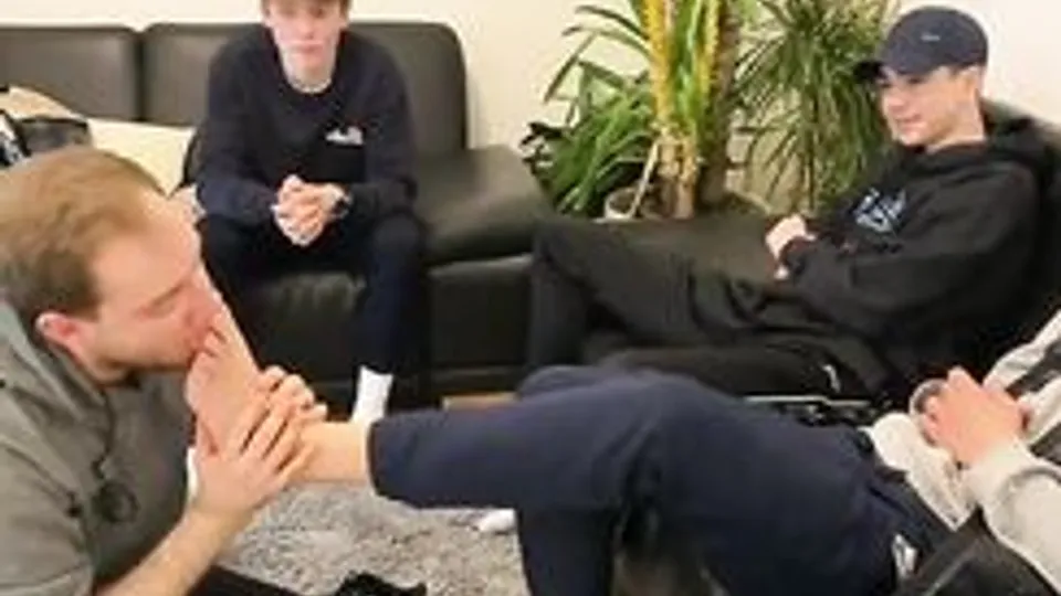 Twink Boys Foot Worship & Spit Play