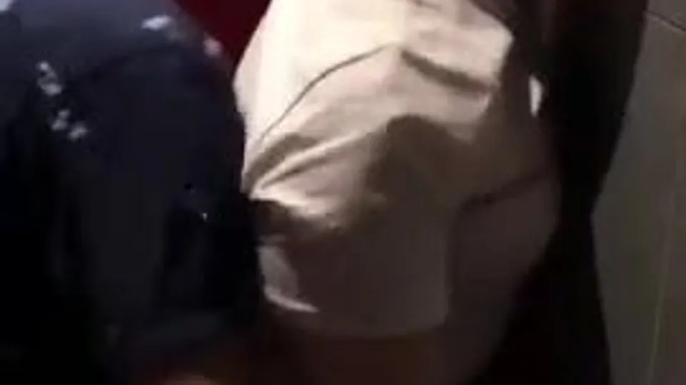 Baise dans les toilettes de la boite de nuit