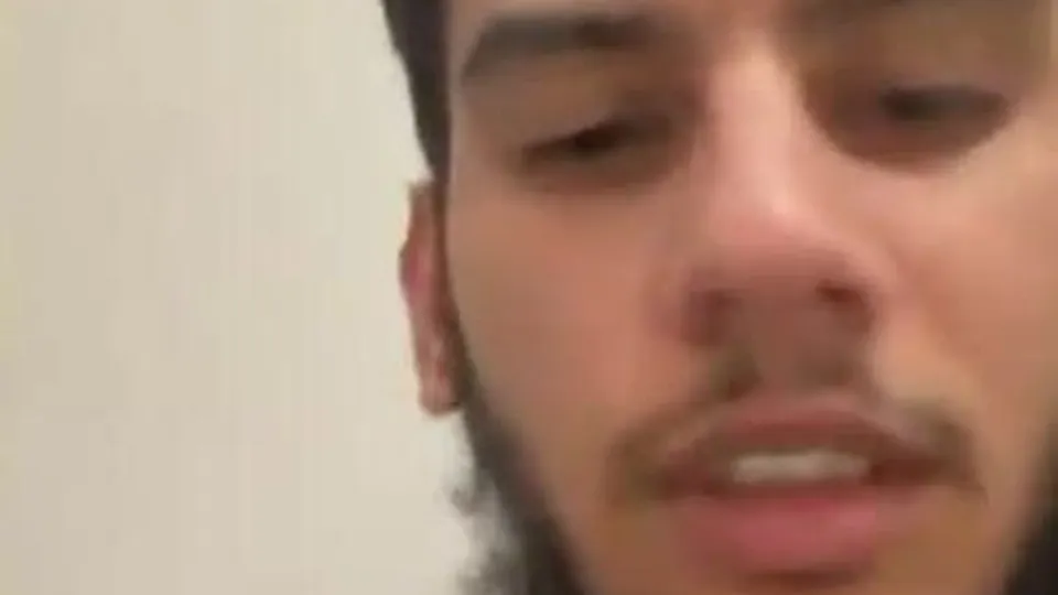 Araber zeigt seinen Schwanz auf Cam