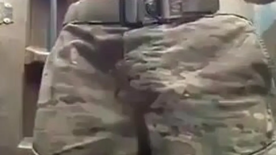 Baited military guy flashes big dick (No cum) - ThisVid.com 中文