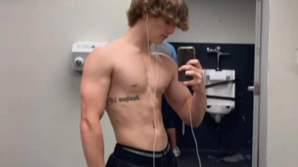 Baited str8 jock fucks a toy, shows his hole and cums - ThisVid.com