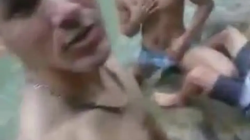 Banho de rio - ThisVid.com