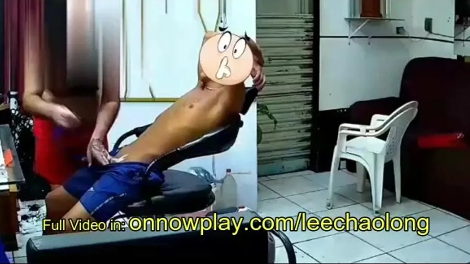 Barber sucking yet another gifted straight young client - ThisVid.com