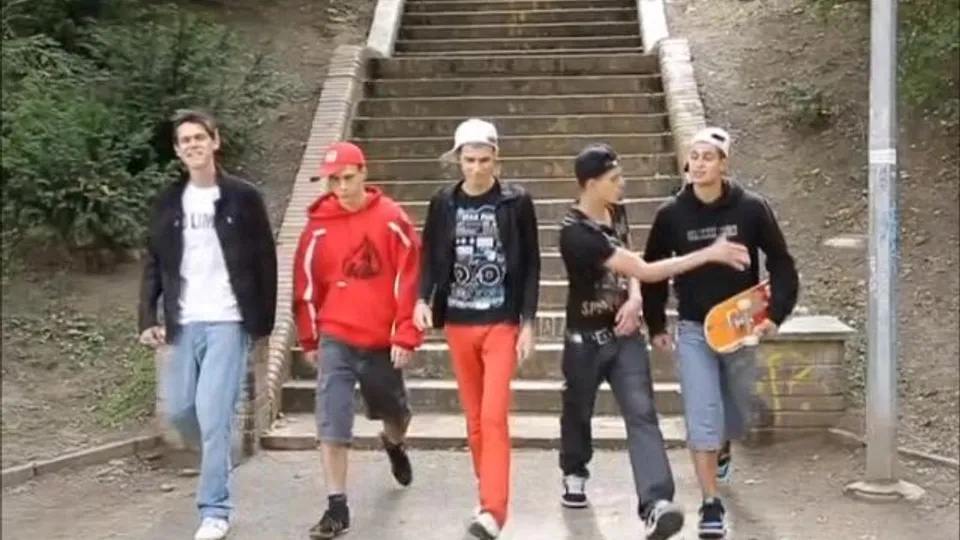 Bareback-orgy with 5 at the couch