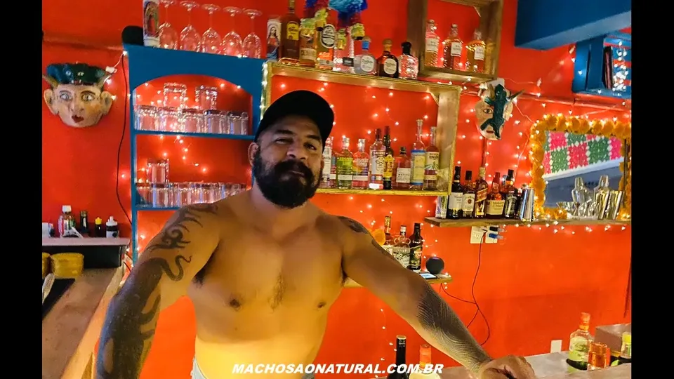 Barman urso é assim, cliente bebe demais cu ganha dono