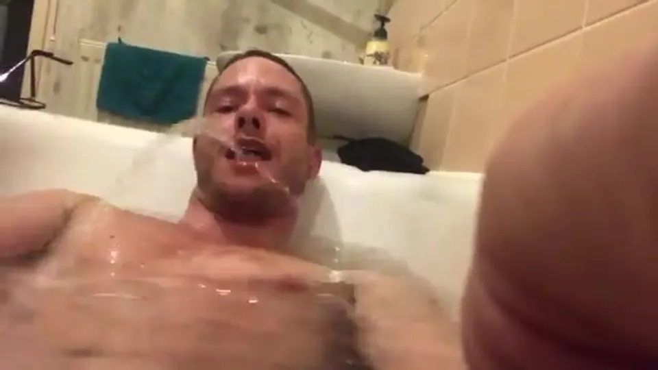Bath piss - video 15 - ThisVid.com