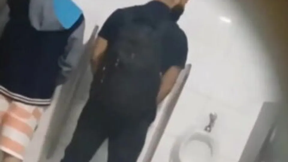 Bathroom Cruisng Compilation 2 - ThisVid.com