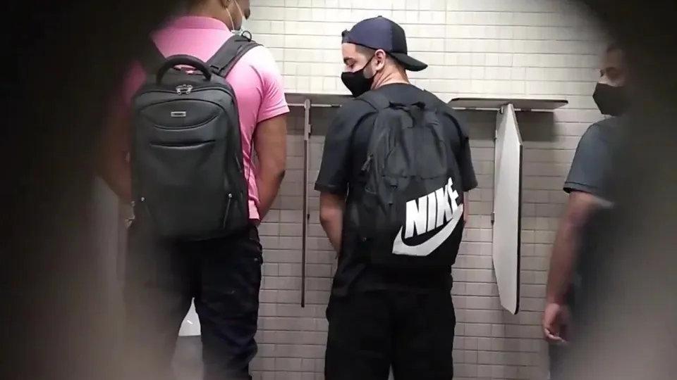 Bathroom frotage amateur/banheirão amador - ThisVid.com