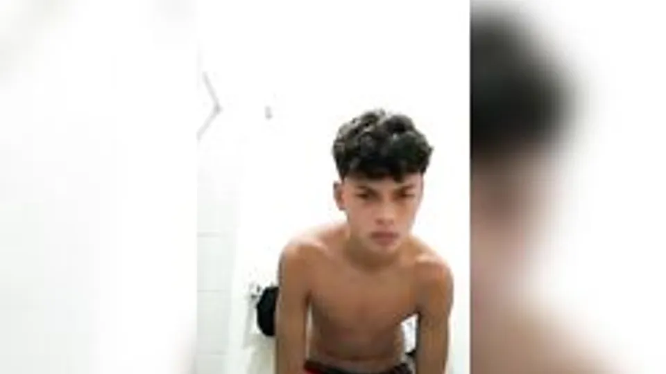 Chicos Twink Masturbando en el Baño