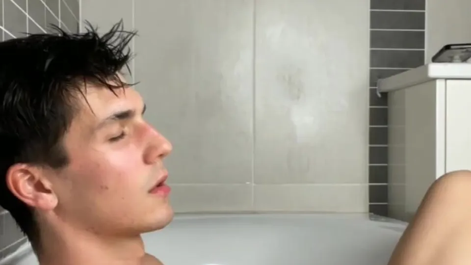 Bathtub self facial - ThisVid.com