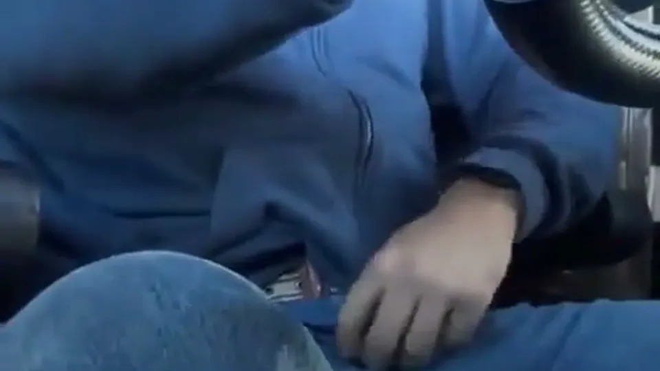 Gay Solo: Masturbazione sull'auto