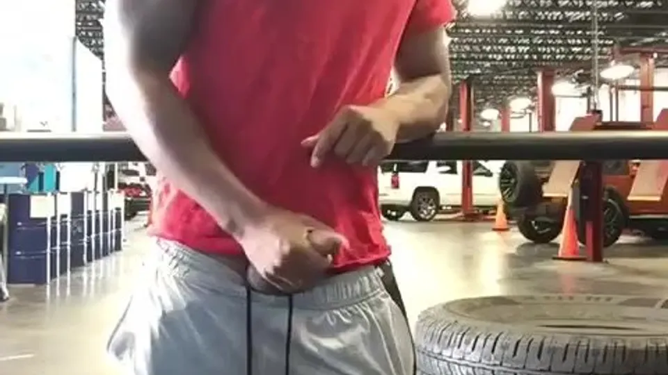 BBC jerking & cumming at the mechanic auto shop - ThisVid.com