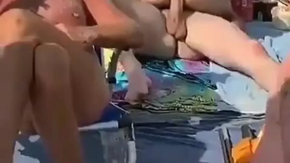 Beach fuck - video 2 - ThisVid.com