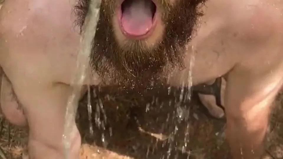 Bear pissing - video 21 - ThisVid.com