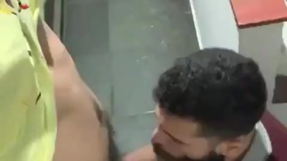 Man met baard en dikke penis