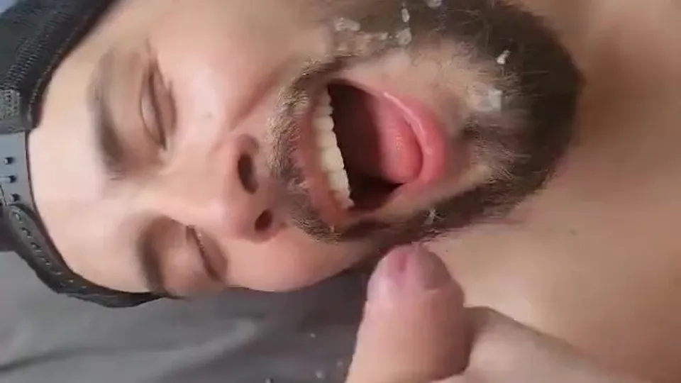 Beard catches the cum - ThisVid.com