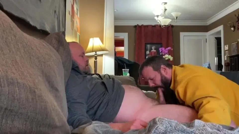 Bearded bear gives no strings BJ - ThisVid.com