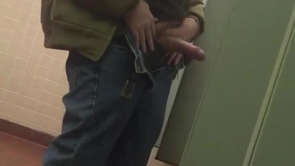 Bearded cub cruises the urinals - ThisVid.com