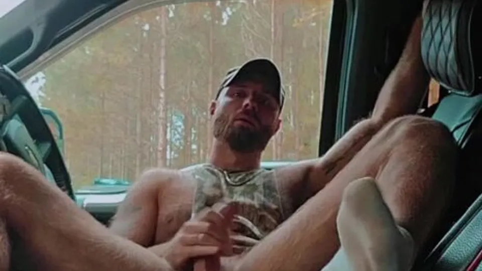 Bearded dad masturbates in his car - ThisVid.com