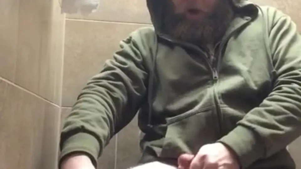 Bearded daddy takes quick cum break - ThisVid.com