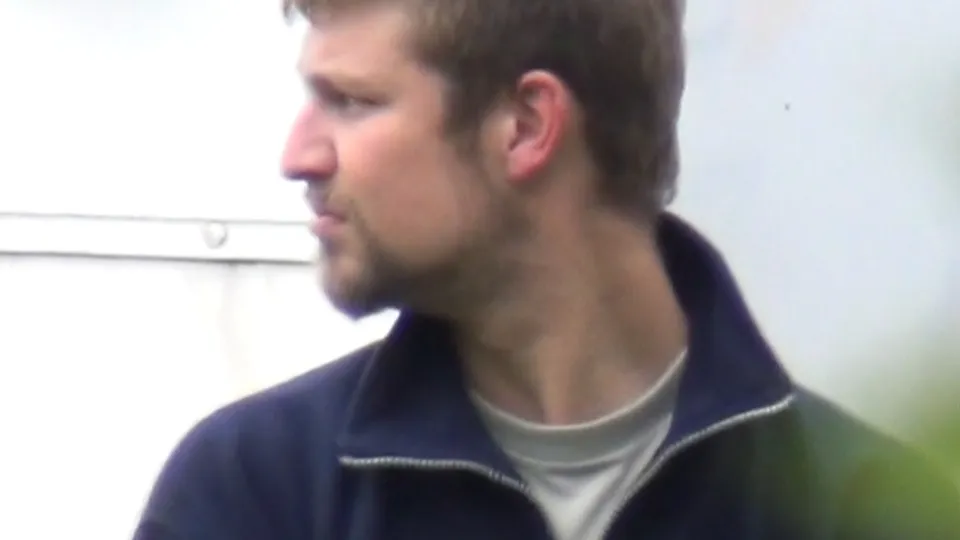 Bearded guy pees - ThisVid.com