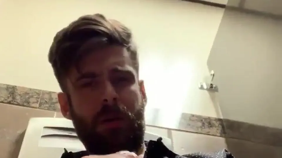 Bearded guy self facial in public bathroom - ThisVid.com